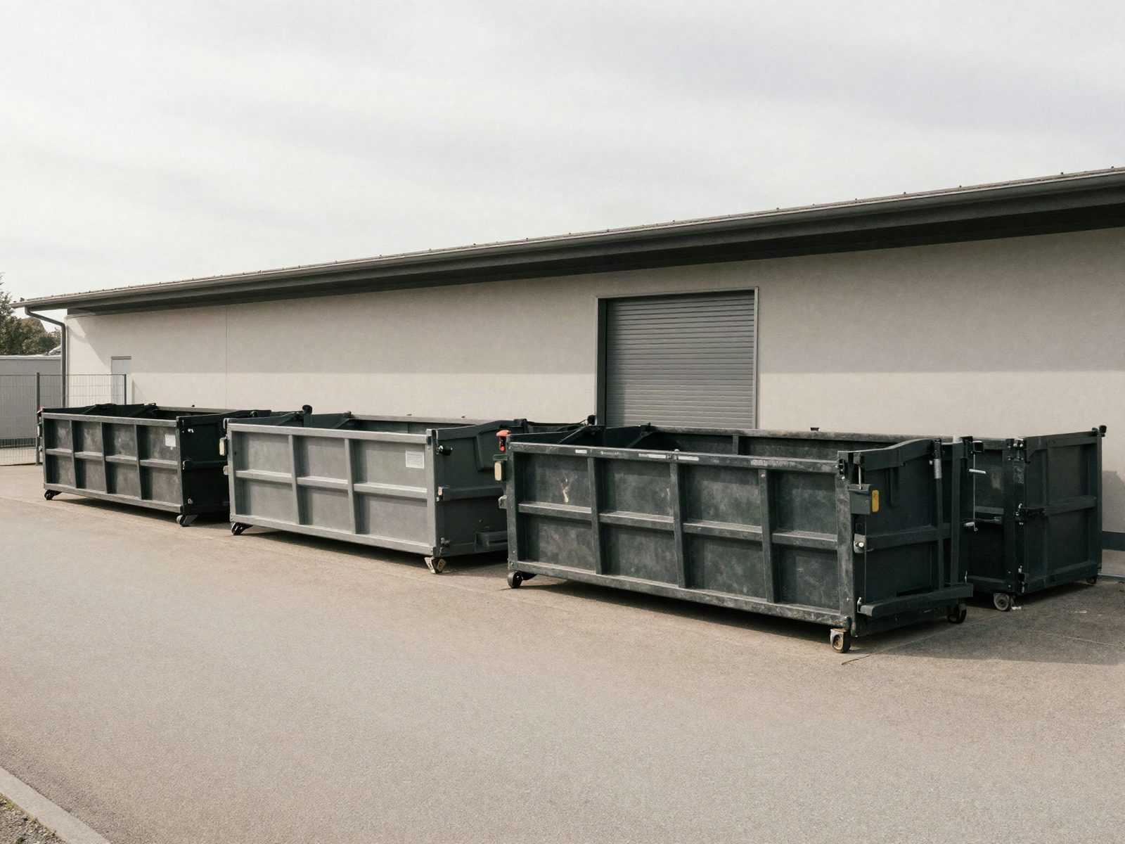 Symbolbild, KI-generiert: Gewerbegelände mit Containerstellplätzen